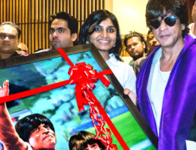 The Artemist Gifts A Protrait To The Badshah of Bollywood