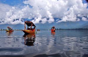 Kashmir, Dal Lake: Gar firdaus bar rue zami ast,hami asto hami asto hami ast.